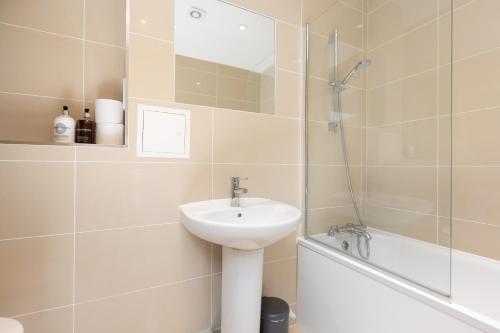 Bagno di Skyvillion - COZY APARTMENTS in Enfield Town With Free Parking & Wifi