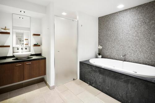 A bathroom at Temple 221 Spacious Modern 2 Bedroom Spa Apartment Beachfront Resort