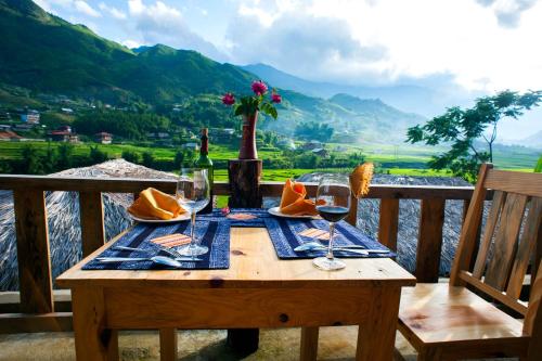 A restaurant or other place to eat at Sapa Eco Bungalows & Spa