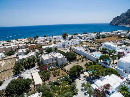 een luchtfoto van een stad aan de oceaan bij Ifestia Hotel in Kamari