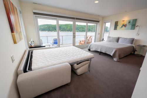 Afbeelding uit fotogalerij van Luxury Lookout Hood Canal Vacation Rental in Union