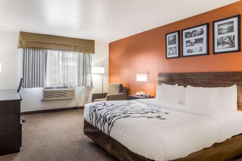 Кровать или кровати в номере Sleep Inn