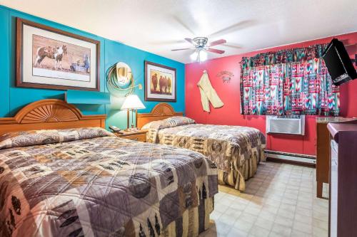 Кровать или кровати в номере Rodeway Inn & Suites Big Water - Antelope Canyon