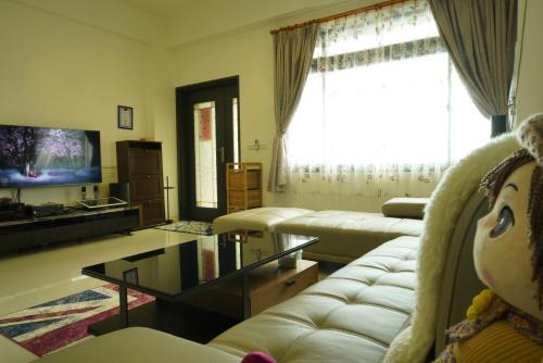 Una televisión o centro de entretenimiento en TiAmo B&B Yilan