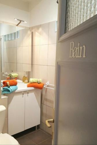 une salle de bain avec un lavabo, des toilettes et un miroir dans l'établissement Charmant Studio en bord de Mer, à Nice