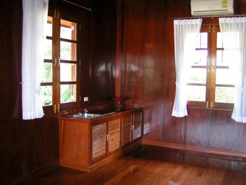 班杜的住宿－清萊住宿加早餐酒店，一间带水槽的浴室和两个窗户