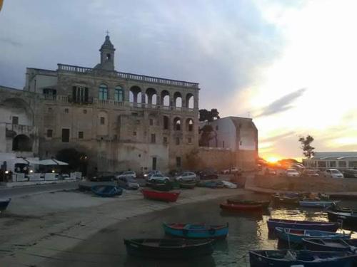 a group of boats parked in front of a building at B & B Monte Adamo in Conversano