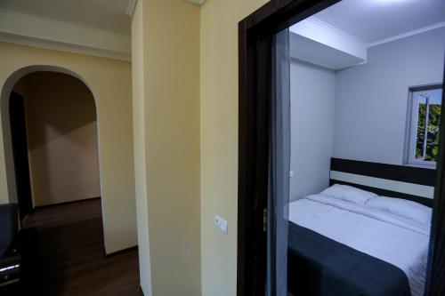 Postel nebo postele na pokoji v ubytování Gelati Tower
