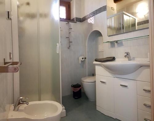 een badkamer met een wastafel, een toilet en een douche bij B&B Capo Pero in Rio Marina