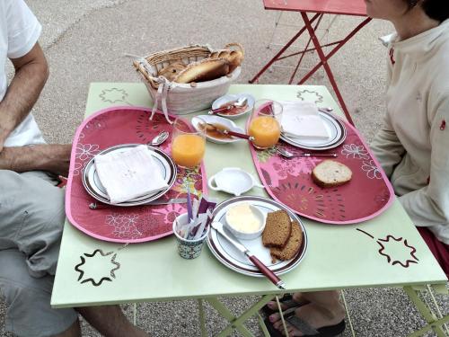 une table avec des assiettes de nourriture dessus dans l'établissement Côté Chapelle, à Coursegoules