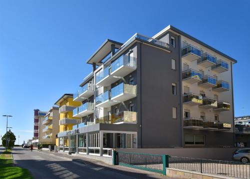 un edificio de apartamentos al lado de una calle en Hotel Bristol, en Caorle