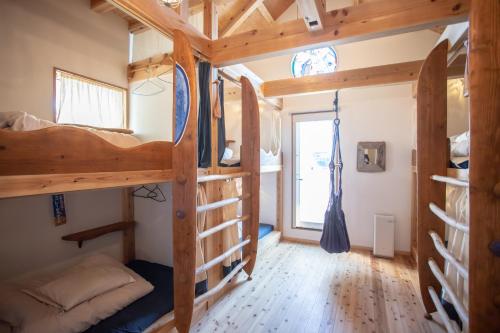 Ein Etagenbett oder Etagenbetten in einem Zimmer der Unterkunft Katsuo Guest House