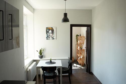 een kleine eetkamer met een tafel en stoelen bij Greenhouse Apartments in Jūrmala