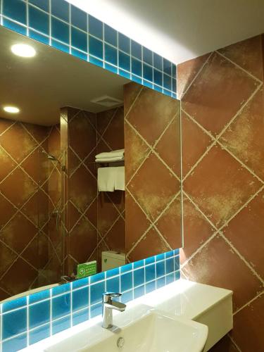 Ein Badezimmer in der Unterkunft Chiangkhong Teak Garden Riverfront Onsen Hotel- SHA Extra Plus