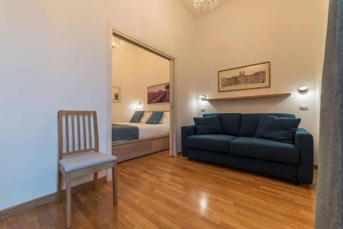 uma sala de estar com um sofá, uma cama e um espelho em CS Termini Nazionale Apartments em Roma