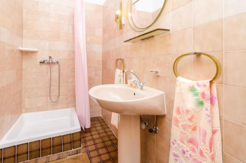 La salle de bains est pourvue d'un lavabo, d'une douche et d'un miroir. dans l'établissement Rooms Mozara, à Trsteno