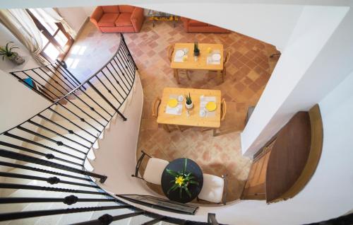 une vue aérienne d'un escalier en colimaçon avec un salon dans l'établissement Maremosso, à Agrigente