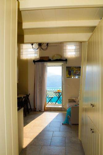 pasillo con vistas a una habitación con ventana en Kleio House, en Astipalea