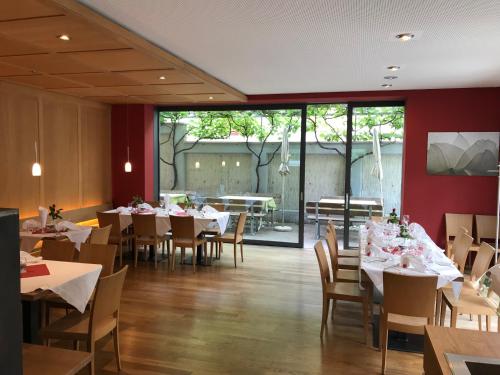 Hotel Residence NATURNSERHOF في ناتورنو: غرفة طعام مع طاولات وكراسي في مطعم
