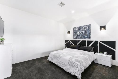 A bed or beds in a room at KENNEDY EXECUTIVE TOWNHOUSE