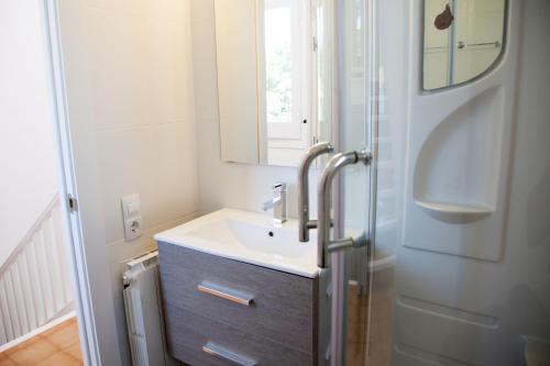 un bagno con lavandino e specchio di New Opening Villa Oasis Terramar a Sitges