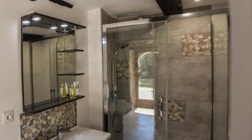 baño con ducha y puerta de cristal en The Cider House: charming 2 bedroom cottage en Mellac