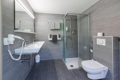 Ett badrum på Hotel Blinnenhorn
