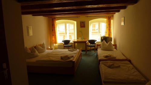 Tempat tidur dalam kamar di Altstadt Pension Hafenblick
