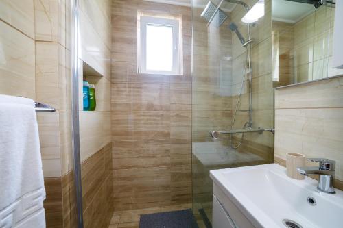 a bathroom with a shower and a sink at ROMANTIK APARTMENTS in Câmpulung Moldovenesc