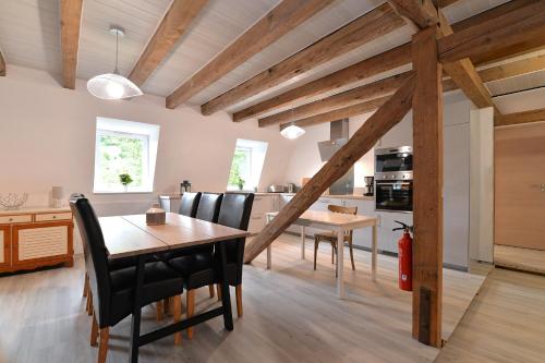 Il comprend une cuisine et une salle à manger avec des poutres apparentes. dans l'établissement Les copains d'abord, à Sondernach