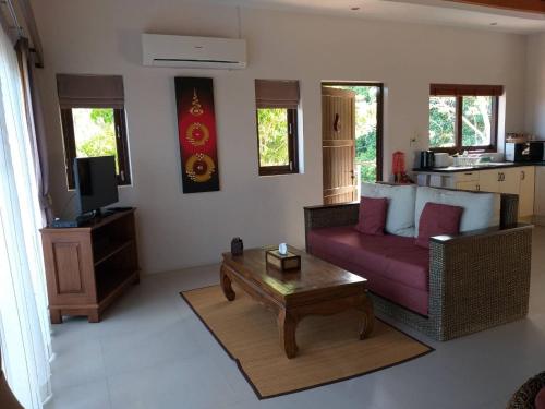 Μια τηλεόραση ή/και κέντρο ψυχαγωγίας στο Koh Phangan Pavilions Serviced Apartments