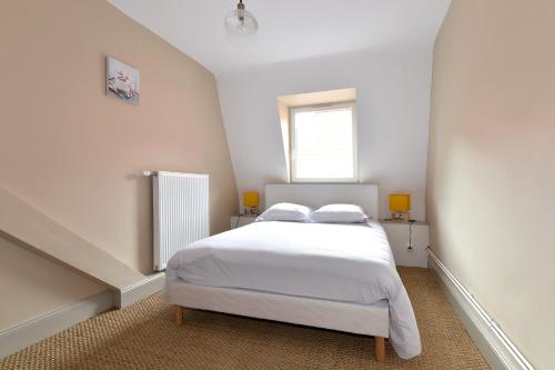 Ένα ή περισσότερα κρεβάτια σε δωμάτιο στο Les copains d'abord