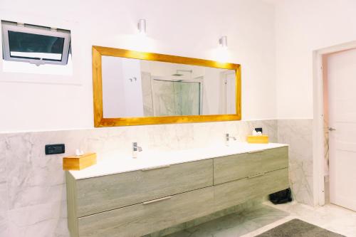 La salle de bains est pourvue d'un lavabo et d'un miroir. dans l'établissement Etoile Blanche, à Nosy Be