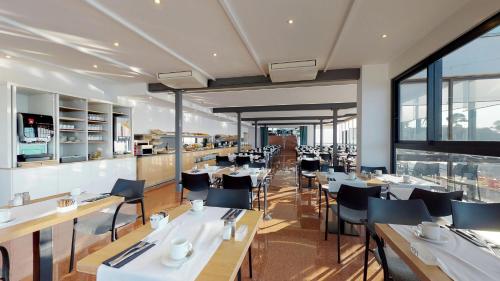 Gran Hotel Reymar tesisinde bir restoran veya yemek mekanı