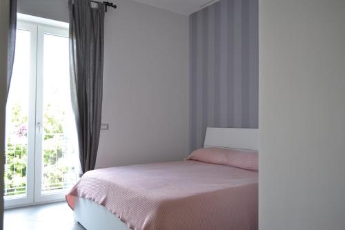 1 dormitorio con cama y ventana en Magma centotre Pompei, en Pompeya