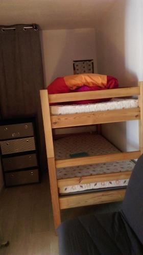 een slaapkamer met 2 stapelbedden in een kamer bij maison rose in La Villette