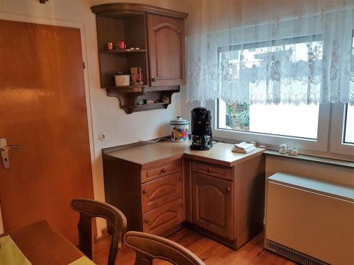 eine Küche mit einer Theke und einem Fenster in der Unterkunft urige gemütliche Ferienwohnung 64 m2 in Dielheim, Nähe Heidelberg in Dielheim