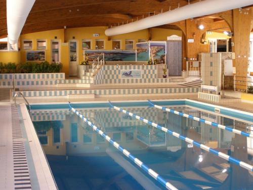 duży basen w dużym budynku w obiekcie Le Nereidi Hotel Residence w mieście La Maddalena