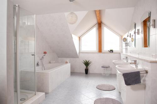 Un baño blanco con lavabo y bañera. en Apartment 4, en Gottmadingen