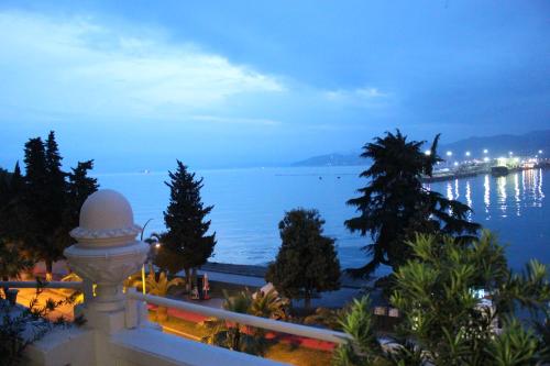 vista su una grande pozza d'acqua di notte di Boutique Hotel 32 a Batumi