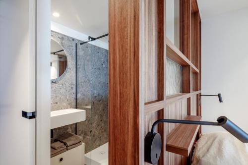 bagno con doccia e lavandino di knokkeappart Studio 2 pers a Knokke-Heist