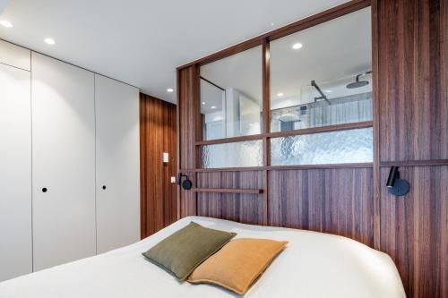Schlafzimmer mit einem großen Fenster und einem Bett in der Unterkunft knokkeappart Studio 2 pers in Knokke-Heist