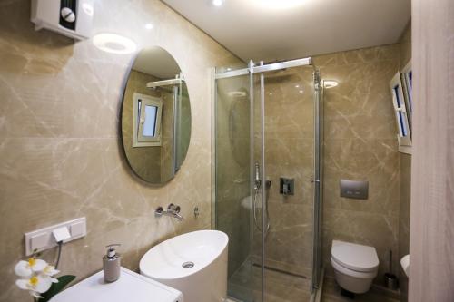 uma casa de banho com um chuveiro, um WC e um lavatório. em Laura Lifestyle and White Tower em Tessalônica