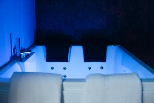 un tavolo con sedie in una stanza con illuminazione blu di Relais del Corso a Manfredonia