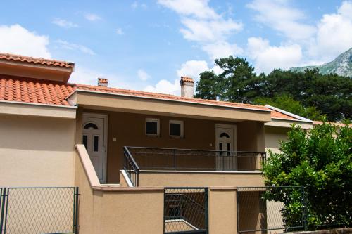 ein Haus mit einem Balkon mit einem Zaun in der Unterkunft Veron Apartments in Kotor