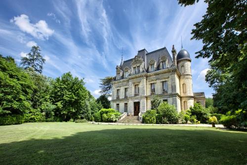 an old mansion with a large grassy yard at Château de Camperos in Barsac