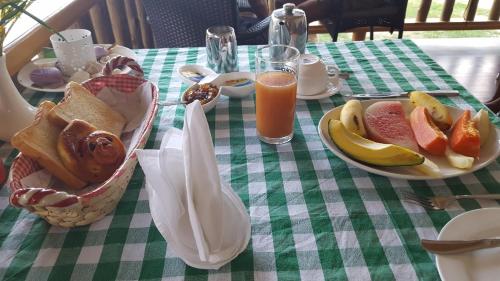 Đồ ăn tại/gần nhà khách