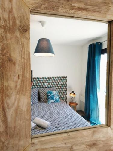 - un miroir dans une chambre avec un lit dans l'établissement La villa Crau Alpilles Camargue, à Saint-Martin-de-Crau