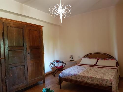 Montecchioにある41 Via Castello Farnetoのベッドルーム1室(ベッド1台、シャンデリア付)