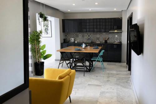 Suite Loc Luxury Aparthotel في الدار البيضاء: مطبخ وغرفة طعام مع طاولة وكراسي